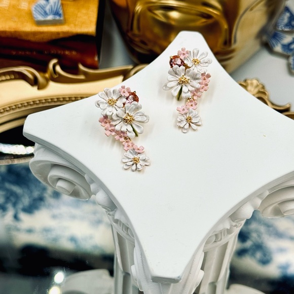 🆕 LES NEREIDES 🧿 NIB Verbena Flower and Round Stone Dangling Earrings - Picture 4 of 16